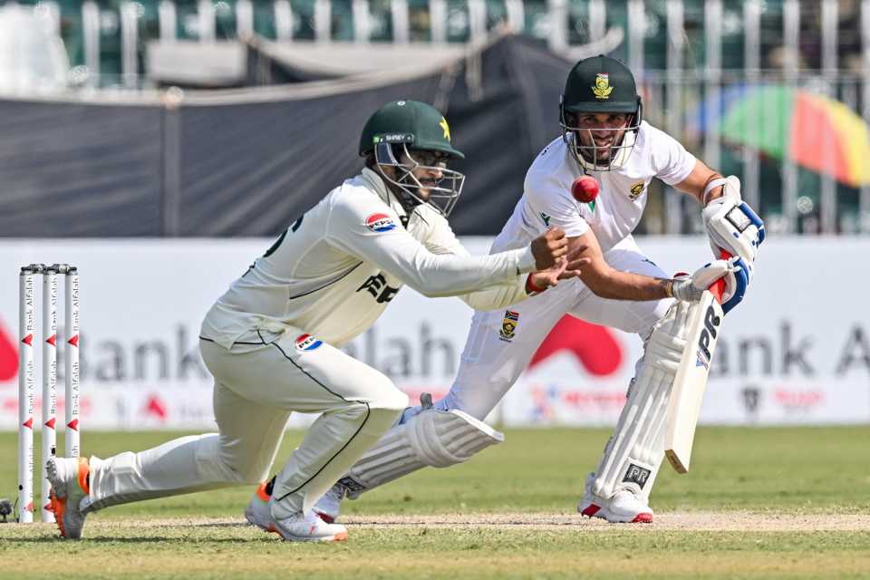 South Africa crush Pakistan by eight wickets to level the Test series 1-1